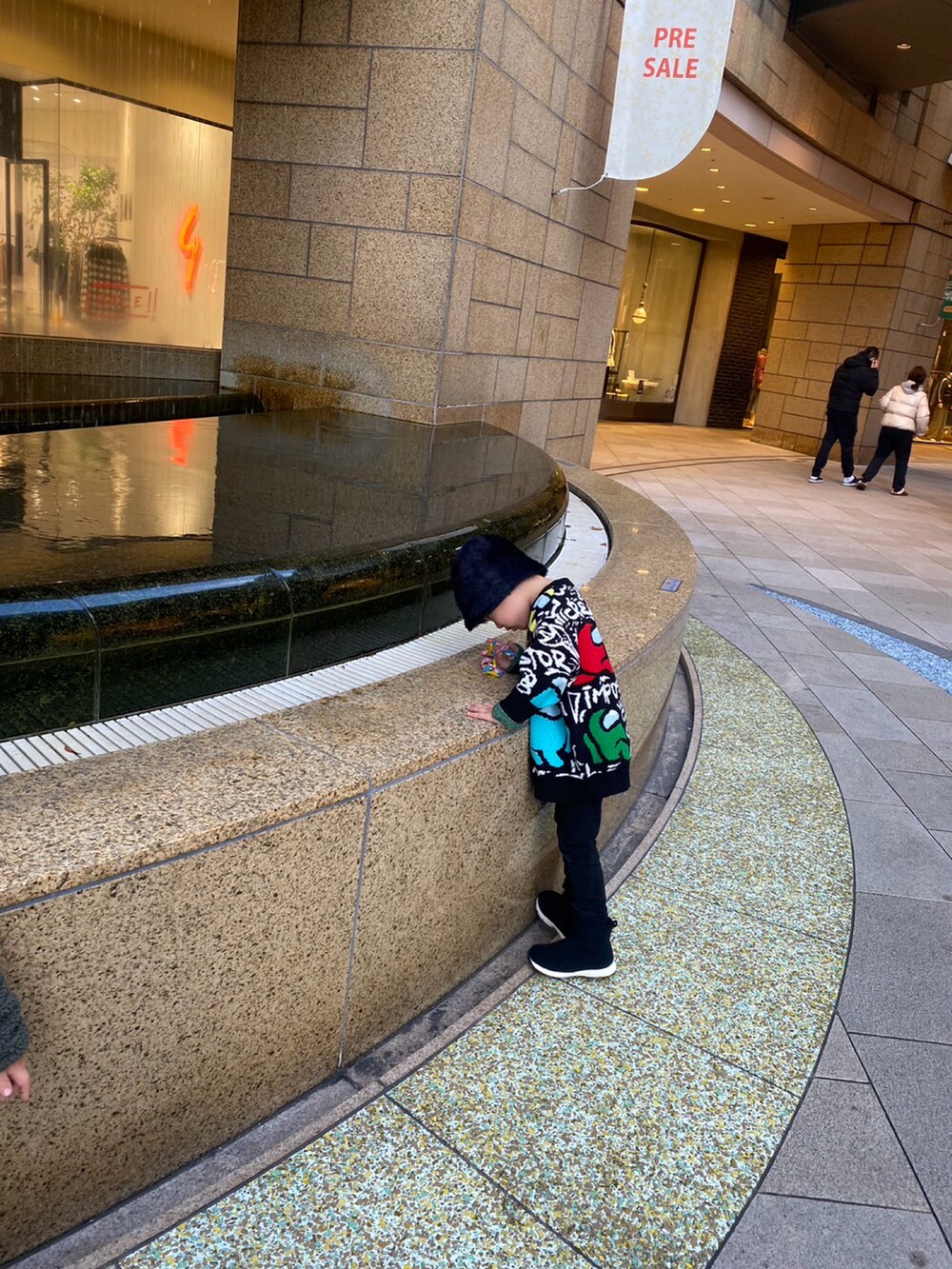 「キッズファッション、プチプラコーデ、むすこーで、スタバ、ダークモカチップクリームフラペチーノ、ZARA KIDS」｜「SHEENのアイテム（ハット、ブラック系）」を使った、reoreoさん（キッズ・100cm）の冬コーディネートの2枚目の写真