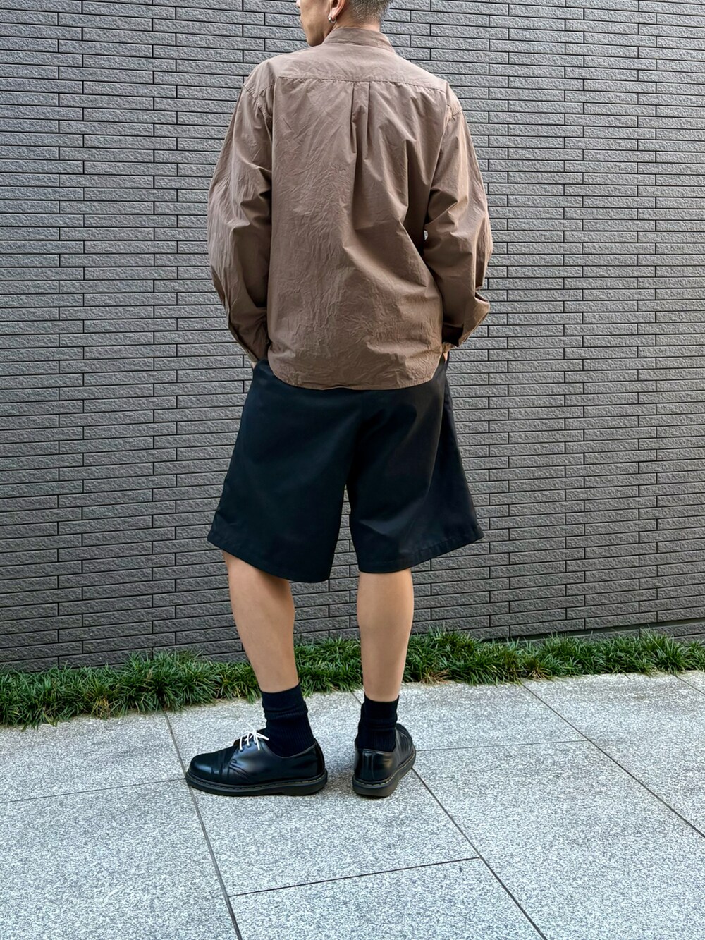 ブラウン系のシャツ/ブラウスを着用したメンズの秋コーディネートの3枚目の写真