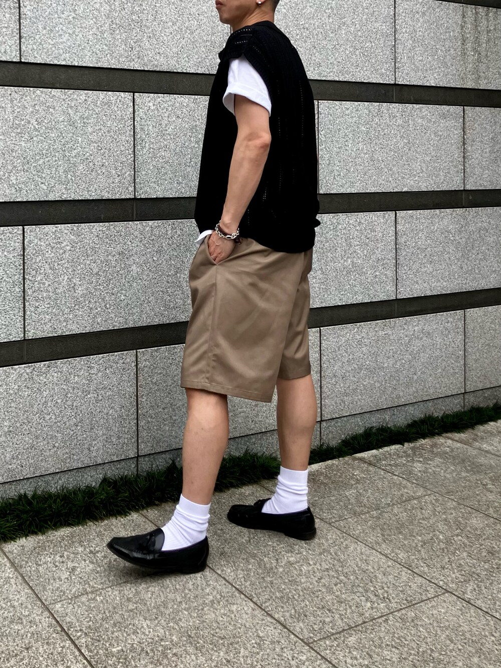 ブラック系のニット/セーター、ブラウン系のその他パンツを着用したメンズの夏コーディネートの2枚目の写真