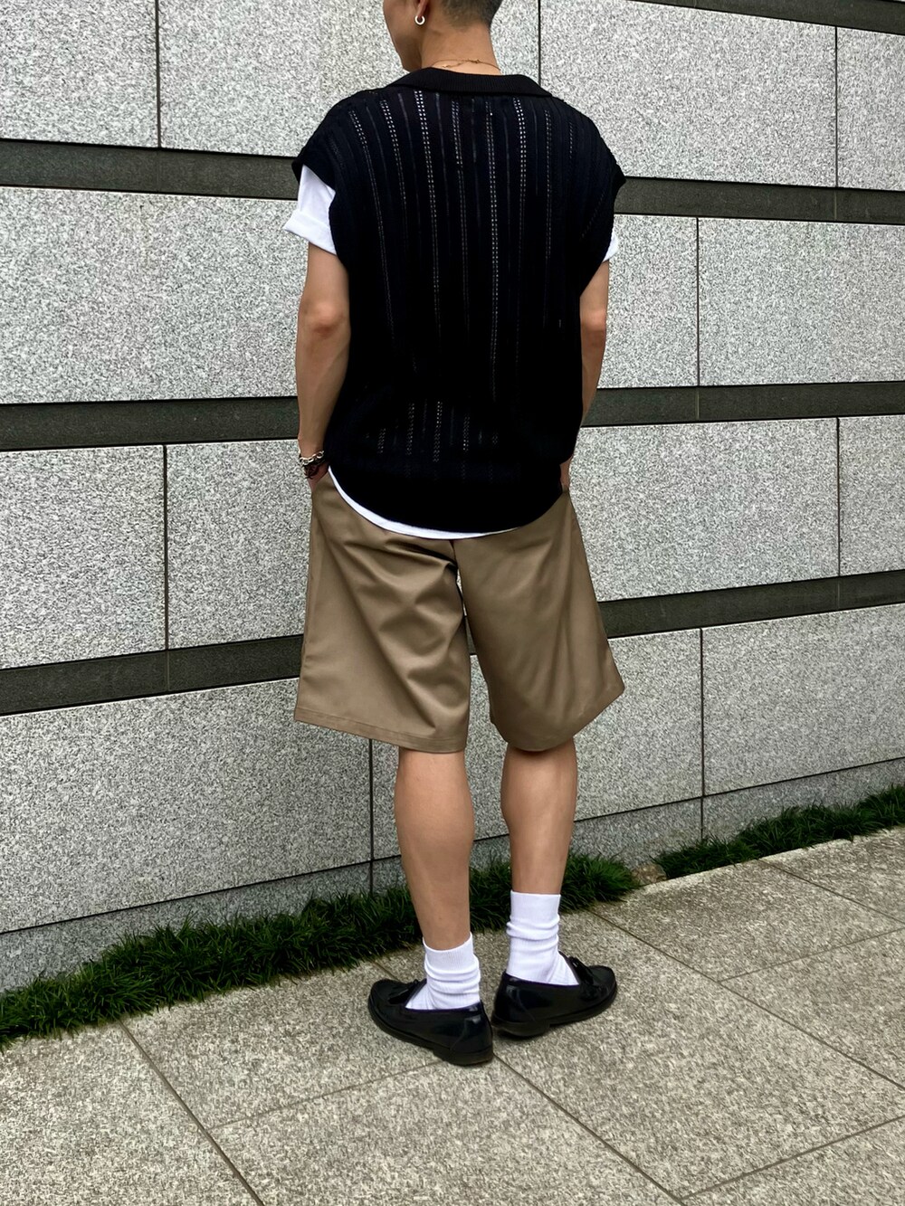 ブラック系のニット/セーター、ブラウン系のその他パンツを着用したメンズの夏コーディネートの3枚目の写真