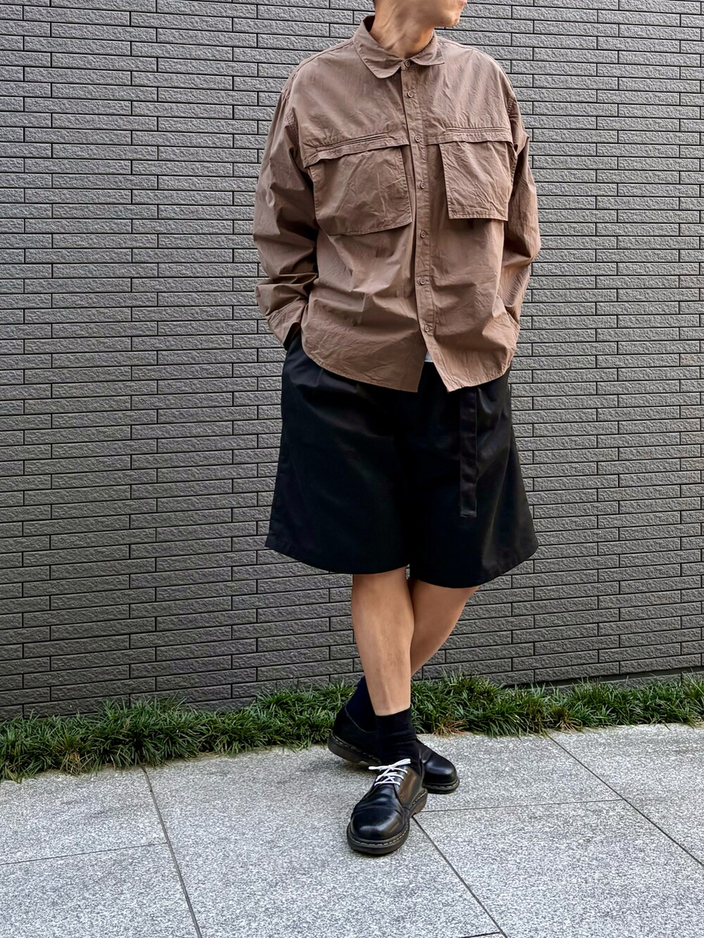 ブラウン系のシャツ/ブラウスを着用したメンズの秋コーディネートの4枚目の写真