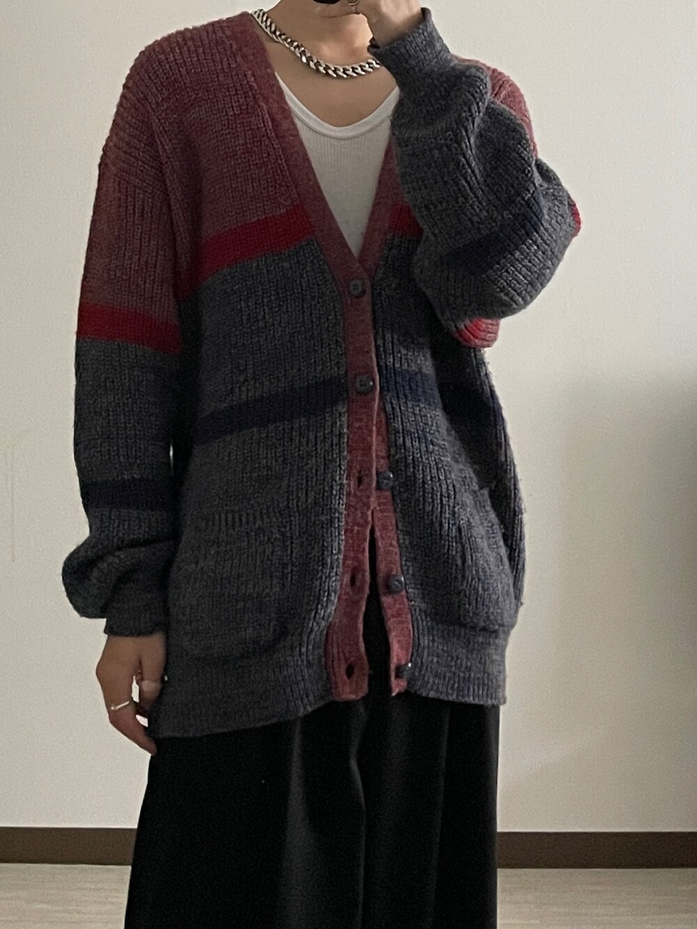 「VINTAGEのアイテム（カーディガン/ボレロ、レッド系）」を使った、Masatoさん（メンズ・167cm）の冬コーディネートの3枚目の写真