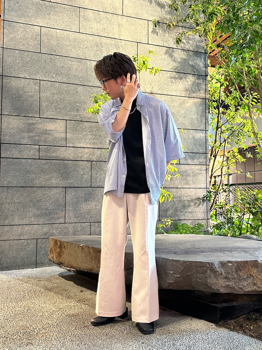 「夏コーデ、オーバーサイズ、メンズファッション、ワイドパンツ、キレイめ、フレアパンツ、ミュール」|「tk.TAKEO KIKUCHIのアソートヒールミュール(サンダル、ブラック系)」を使った、翔ちゃんさん(メンズ・170cm)の夏コーディネートの2枚目の写真