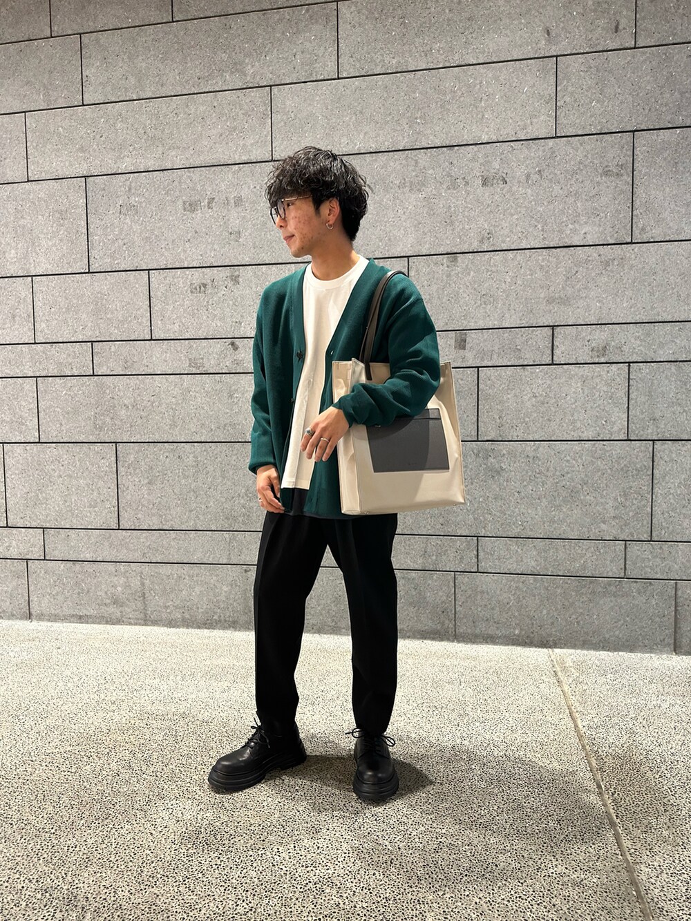 「ラフ、カーディガンコーデ、綺麗めカジュアル、通学コーデ、大学生風」|「tk.TAKEO KIKUCHIのサフィアーノ2WAYトートバッグ(トートバッグ、ベージュ系)」を使った、翔ちゃんさん(メンズ・170cm)の冬コーディネートの3枚目の写真