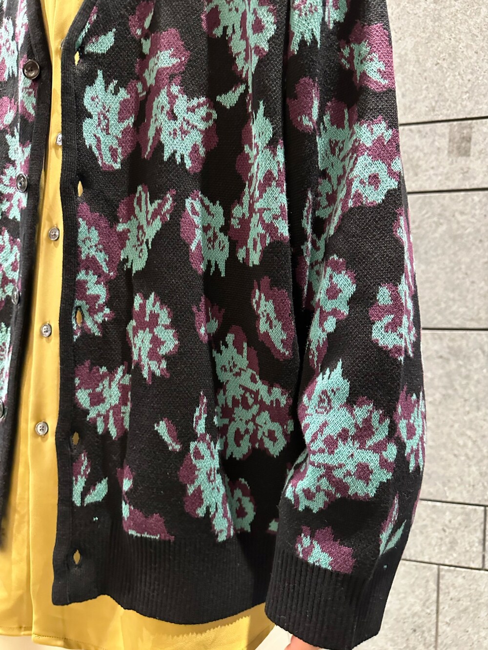 「ニット、カーディガン、白カーゴパンツ」｜「tk.TAKEO KIKUCHIのアイテム（スニーカー、ブラック系）」を使った、翔ちゃんさん（メンズ・170cm）の冬コーディネートの3枚目の写真