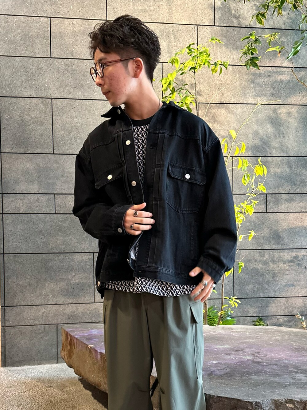 「デニムジャケット、ストリート、メンズファッション、カジュアル、ワイドパンツ、カーゴパンツ」|「tk.TAKEO KIKUCHIのバギーカーゴパンツ(その他パンツ、グリーン系)」を使った、翔ちゃんさん(メンズ・170cm)の春コーディネートの4枚目の写真
