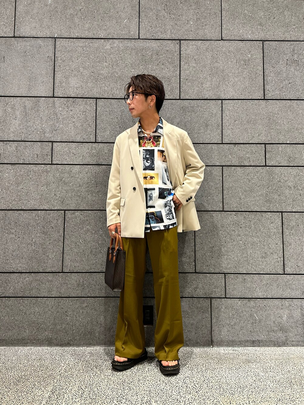「レトロ、トイストーリー、コラボ、柄シャツ、ジャケットスタイル、いいね、save、フォローお願いします🤑、カジュアルコーデ、クラシック」｜「tk.TAKEO KIKUCHIのカラーワイドフレアパンツ（その他パンツ、イエロー系）」を使った、翔ちゃんさん（メンズ・170cm）の夏コーディネートの3枚目の写真