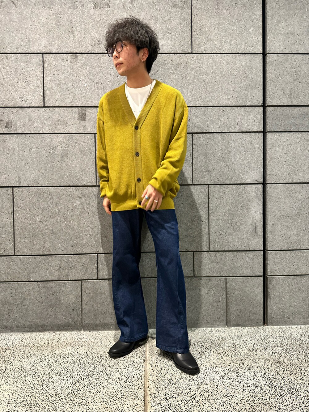 「ゆるコーデ、デニム、メガネ男子、タックイン、ブーツスタイル、スタイルアップ」｜「tk.TAKEO KIKUCHIのカラーニットカーディガン（カーディガン/ボレロ、イエロー系）」を使った、翔ちゃんさん（メンズ・170cm）の春コーディネートの3枚目の写真