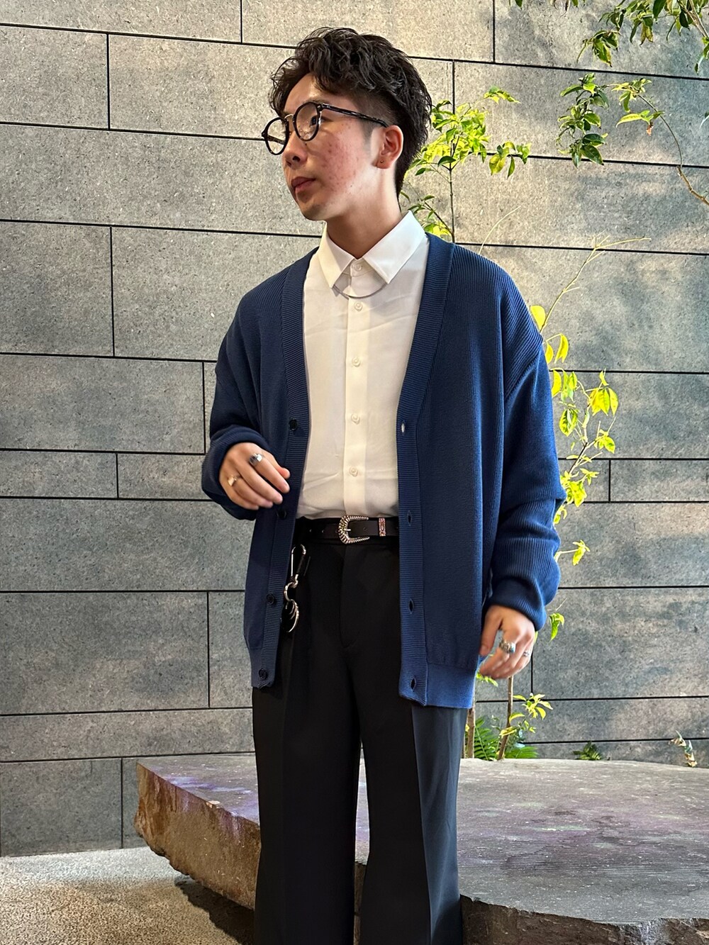 「デート、春コーデ、メンズファッション、スラックス、ワイドパンツ、シャツコーデ、カーディガン」|「tk.TAKEO KIKUCHIのリアルレザー3ホールヒールシューズ(その他シューズ、ブラック系)」を使った、翔ちゃんさん(メンズ・170cm)の春コーディネートの4枚目の写真