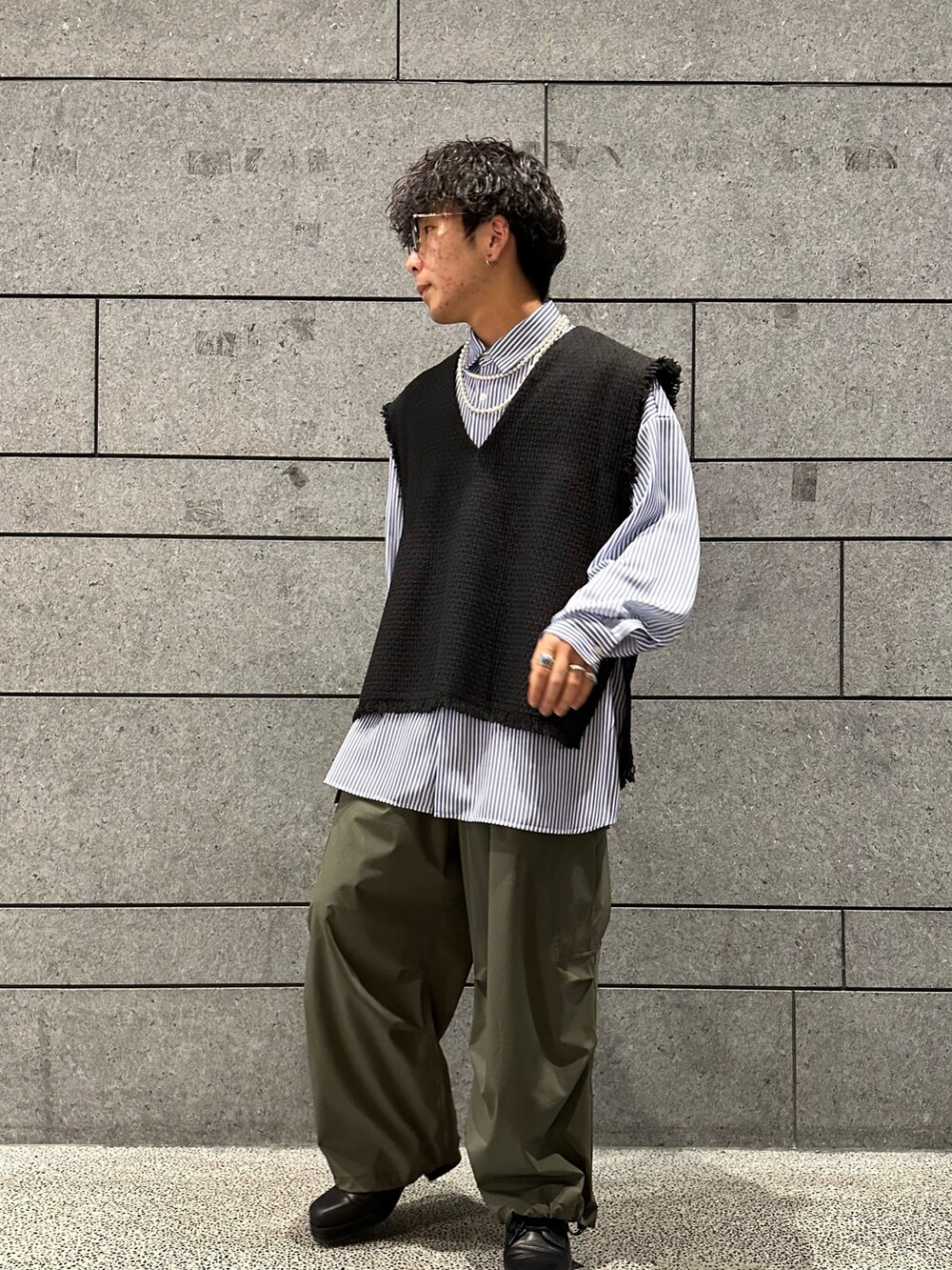 「カジュアルコーデ、メンズコーデ、ストライプシャツ、カーゴパンツ」｜「tk.TAKEO KIKUCHIのバギーカーゴパンツ（その他パンツ、グリーン系）」を使った、翔ちゃんさん（メンズ・170cm）の春コーディネートの3枚目の写真