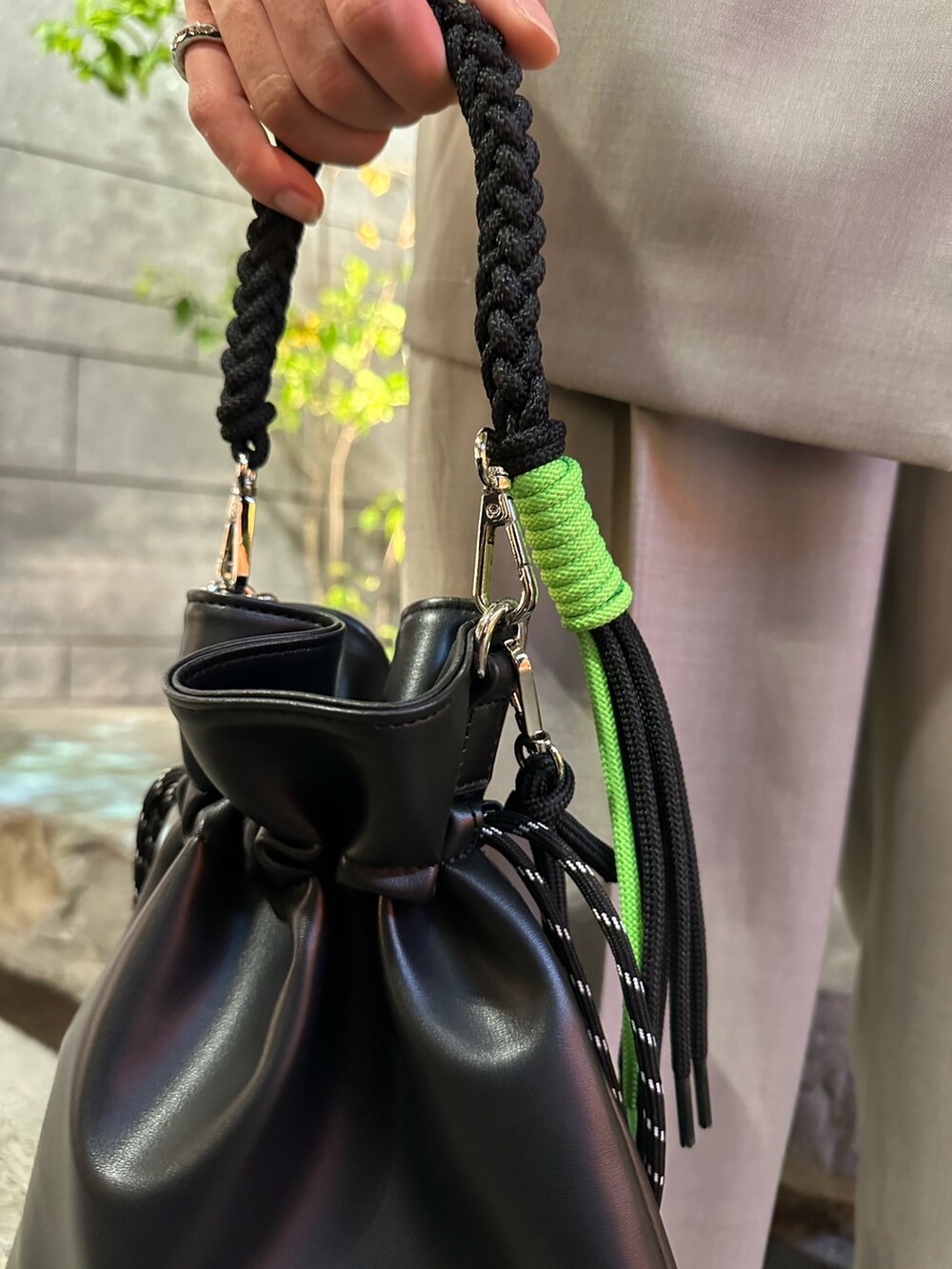 「セットアップ、ジャケット、メンズファッション、綺麗めコーデ」｜「tk.TAKEO KIKUCHIのADAMPATEK 別注 シンセティックレザー巾着ショルダーバッグ（ショルダーバッグ、ブラック系）」を使った、翔ちゃんさん（メンズ・170cm）の春コーディネートの4枚目の写真