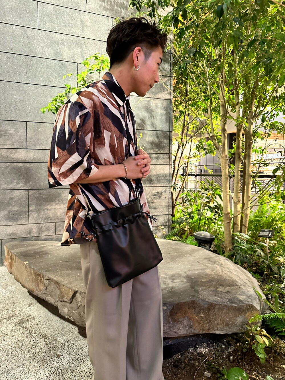 「柄シャツ、カジュアルコーデ、大人カジュアル、メンズファッション、いいね、save、フォローお願いします🤑、スラックス、シャツ」｜「tk.TAKEO KIKUCHIのテックリネンシャンブレーワイドパンツ（その他パンツ、ベージュ系）」を使った、翔ちゃんさん（メンズ・170cm）の春コーディネートの2枚目の写真