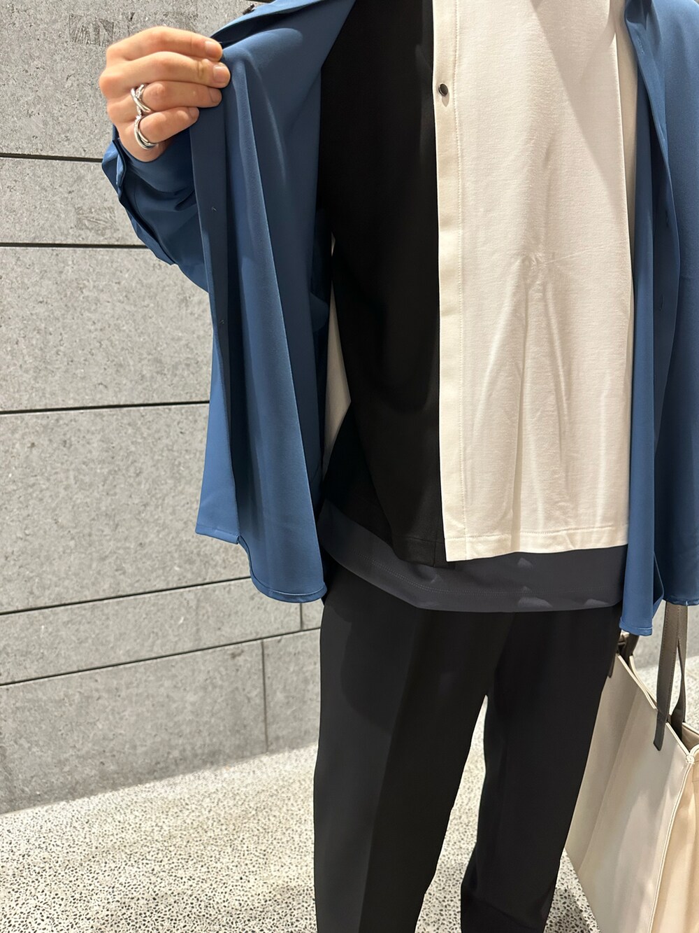 「大学生コーデ、新生活スタート、綺麗めコーデ、通学コーデ」|「tk.TAKEO KIKUCHIのなめらかビッグシャツ(シャツ/ブラウス、ブルー系)」を使った、翔ちゃんさん(メンズ・170cm)の冬コーディネートの3枚目の写真