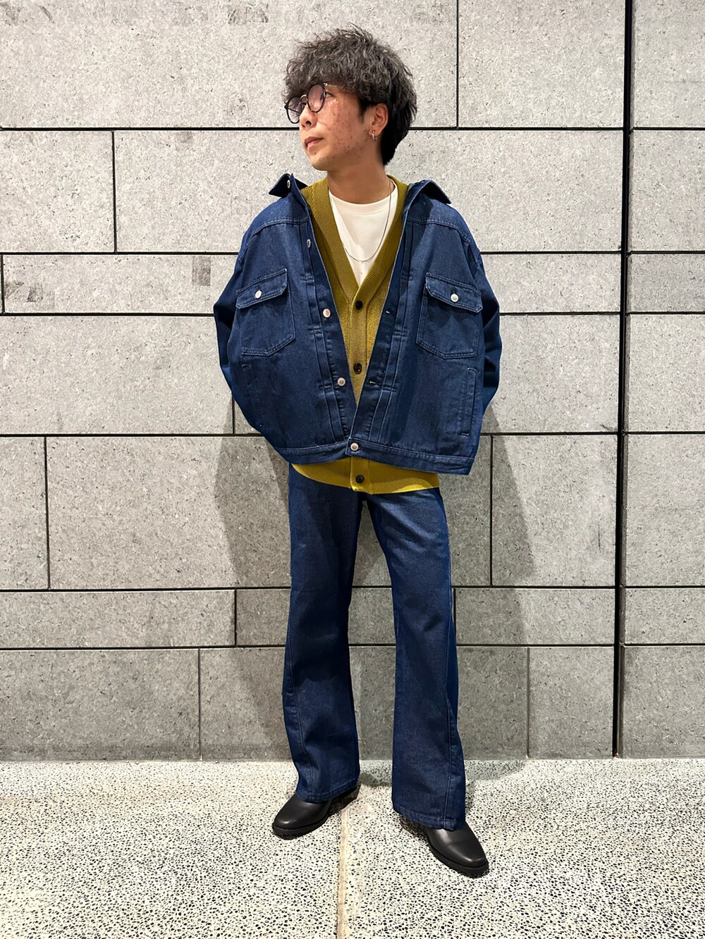 「カーディガン、黄色、デニムセットアップ、デニムフレアパンツ、革靴、ブーツスタイル」|「tk.TAKEO KIKUCHIの【日本製】はりぷる長袖カットソー(Tシャツ/カットソー、ホワイト系)」を使った、翔ちゃんさん(メンズ・170cm)の春コーディネートの2枚目の写真
