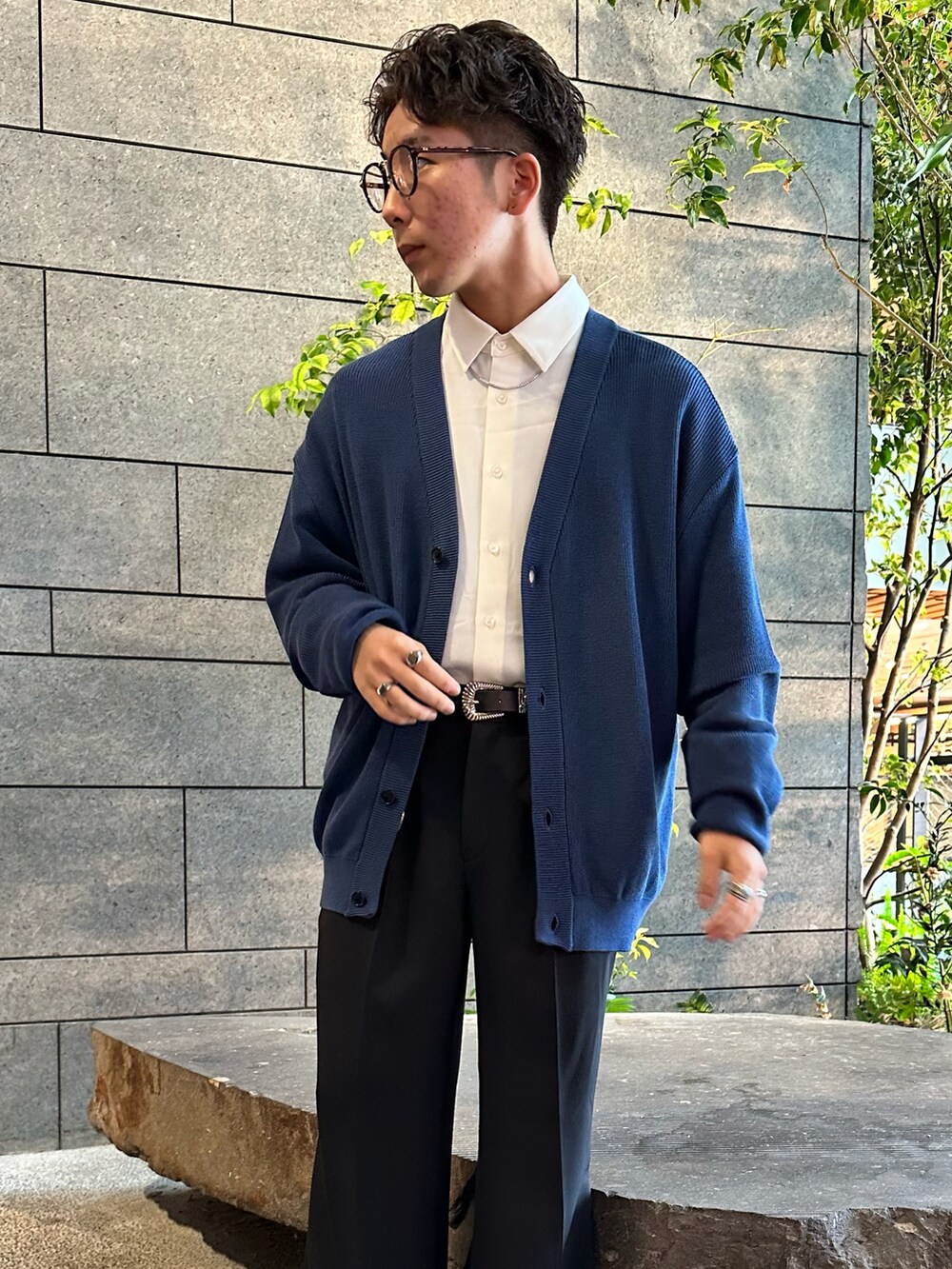 「デート、春コーデ、メンズファッション、スラックス、ワイドパンツ、シャツコーデ、カーディガン」|「tk.TAKEO KIKUCHIのリアルレザー3ホールヒールシューズ(その他シューズ、ブラック系)」を使った、翔ちゃんさん(メンズ・170cm)の春コーディネートの3枚目の写真