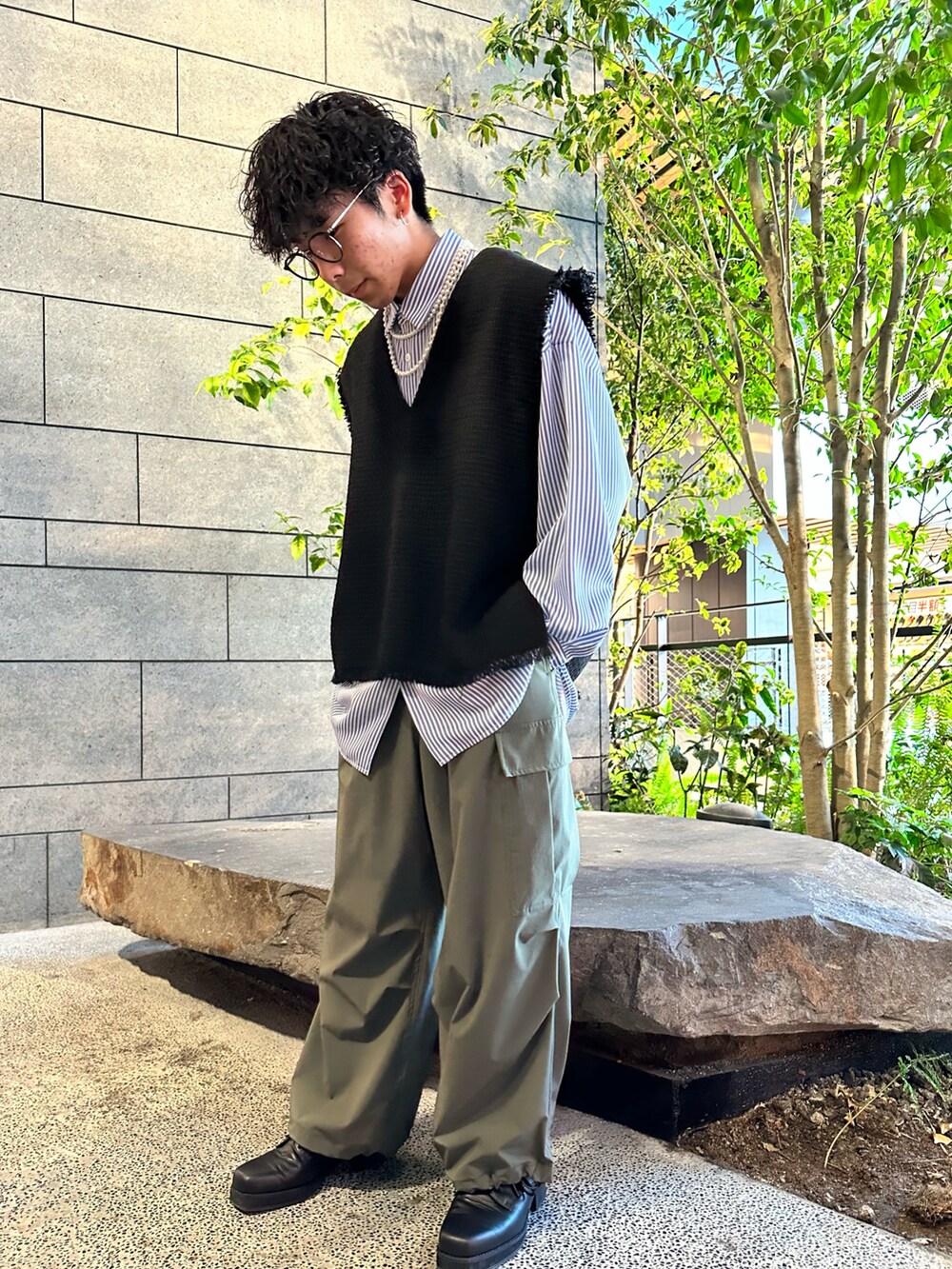 「カジュアルコーデ、メンズコーデ、ストライプシャツ、カーゴパンツ」｜「tk.TAKEO KIKUCHIのバギーカーゴパンツ（その他パンツ、グリーン系）」を使った、翔ちゃんさん（メンズ・170cm）の春コーディネートの2枚目の写真