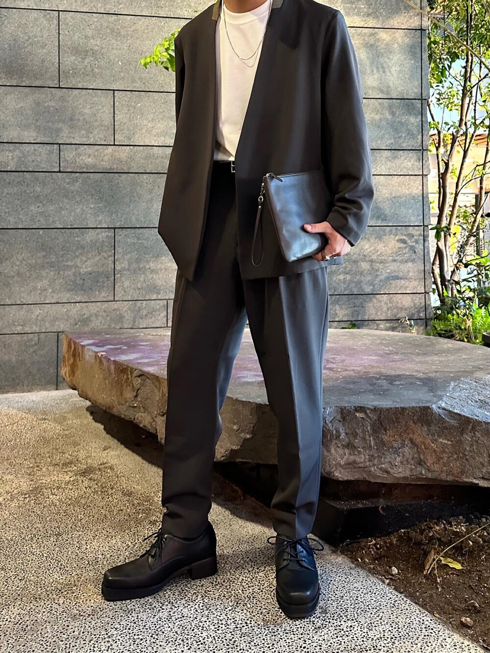 「セットアップ、ブラウンコーデ、ランチ、かっちりカジュアル」|「tk.TAKEO KIKUCHIのリアルレザー3ホールヒールシューズ(その他シューズ、ブラック系)」を使った、翔ちゃんさん(メンズ・170cm)の春コーディネートの3枚目の写真