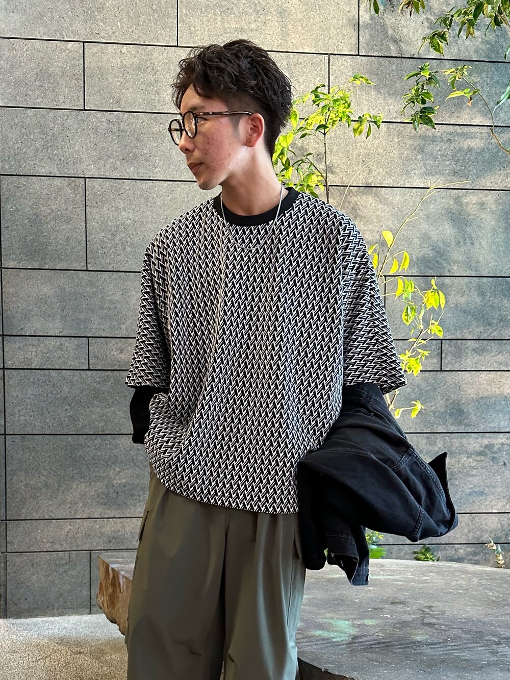 「デニムジャケット、ストリート、メンズファッション、カジュアル、ワイドパンツ、カーゴパンツ」|「tk.TAKEO KIKUCHIのバギーカーゴパンツ(その他パンツ、グリーン系)」を使った、翔ちゃんさん(メンズ・170cm)の春コーディネートの2枚目の写真