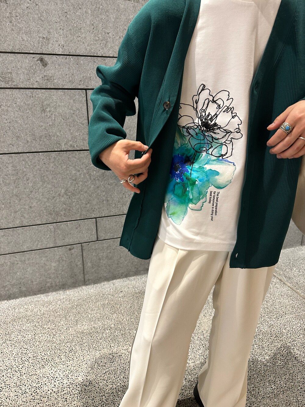 「カジュアルコーデ、フラワー柄、刺繍、トラックパンツ」｜「tk.TAKEO KIKUCHIのウォーターカラーフラワーTシャツ（Tシャツ/カットソー、ホワイト系）」を使った、翔ちゃんさん（メンズ・170cm）の冬コーディネートの2枚目の写真