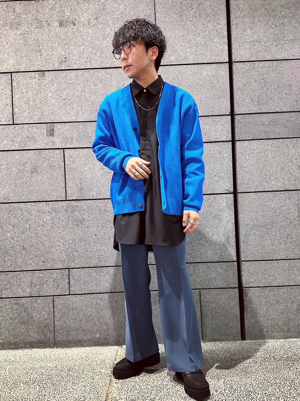 「きれいめカジュアル、春コーデ、ワイドパンツ、メガネ男子、フレアパンツ、ブルーコーデ、春夏コーデ」｜「tk.TAKEO KIKUCHIのスプリングニットカーディガン（カーディガン/ボレロ、ブルー系）」を使った、翔ちゃんさん（メンズ・170cm）の冬コーディネートの2枚目の写真