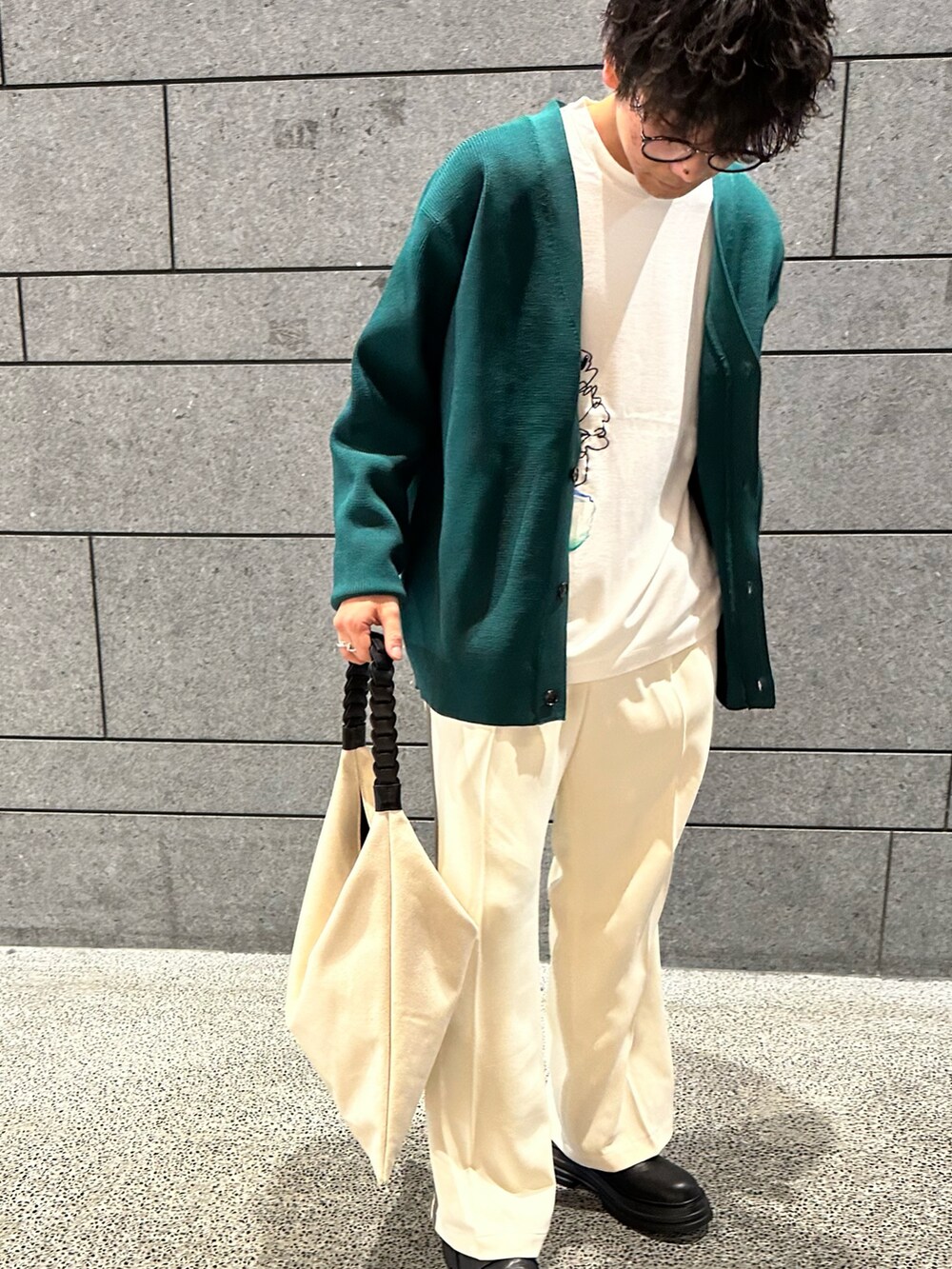 「カジュアルコーデ、フラワー柄、刺繍、トラックパンツ」｜「tk.TAKEO KIKUCHIのウォーターカラーフラワーTシャツ（Tシャツ/カットソー、ホワイト系）」を使った、翔ちゃんさん（メンズ・170cm）の冬コーディネートの3枚目の写真