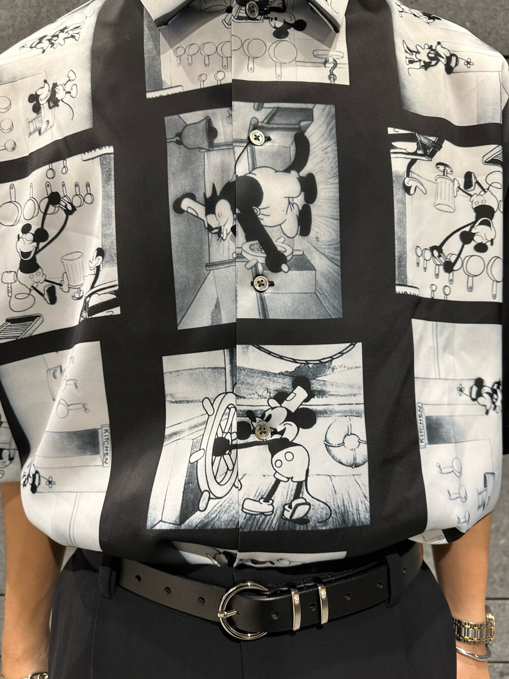「きれいめカジュアル、ジレ、ベスト、フレアパンツ、モノトーン、柄シャツ、ブラック、モノトーンコーデ、ミッキー、ディズニーコーデ、デート」|「tk.TAKEO KIKUCHIのアソートヒールミュール(サンダル、ブラック系)」を使った、翔ちゃんさん(メンズ・170cm)の夏コーディネートの4枚目の写真