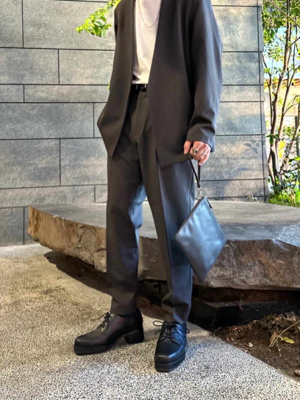 「セットアップ、ブラウンコーデ、ランチ、かっちりカジュアル」|「tk.TAKEO KIKUCHIのリアルレザー3ホールヒールシューズ(その他シューズ、ブラック系)」を使った、翔ちゃんさん(メンズ・170cm)の春コーディネートの2枚目の写真