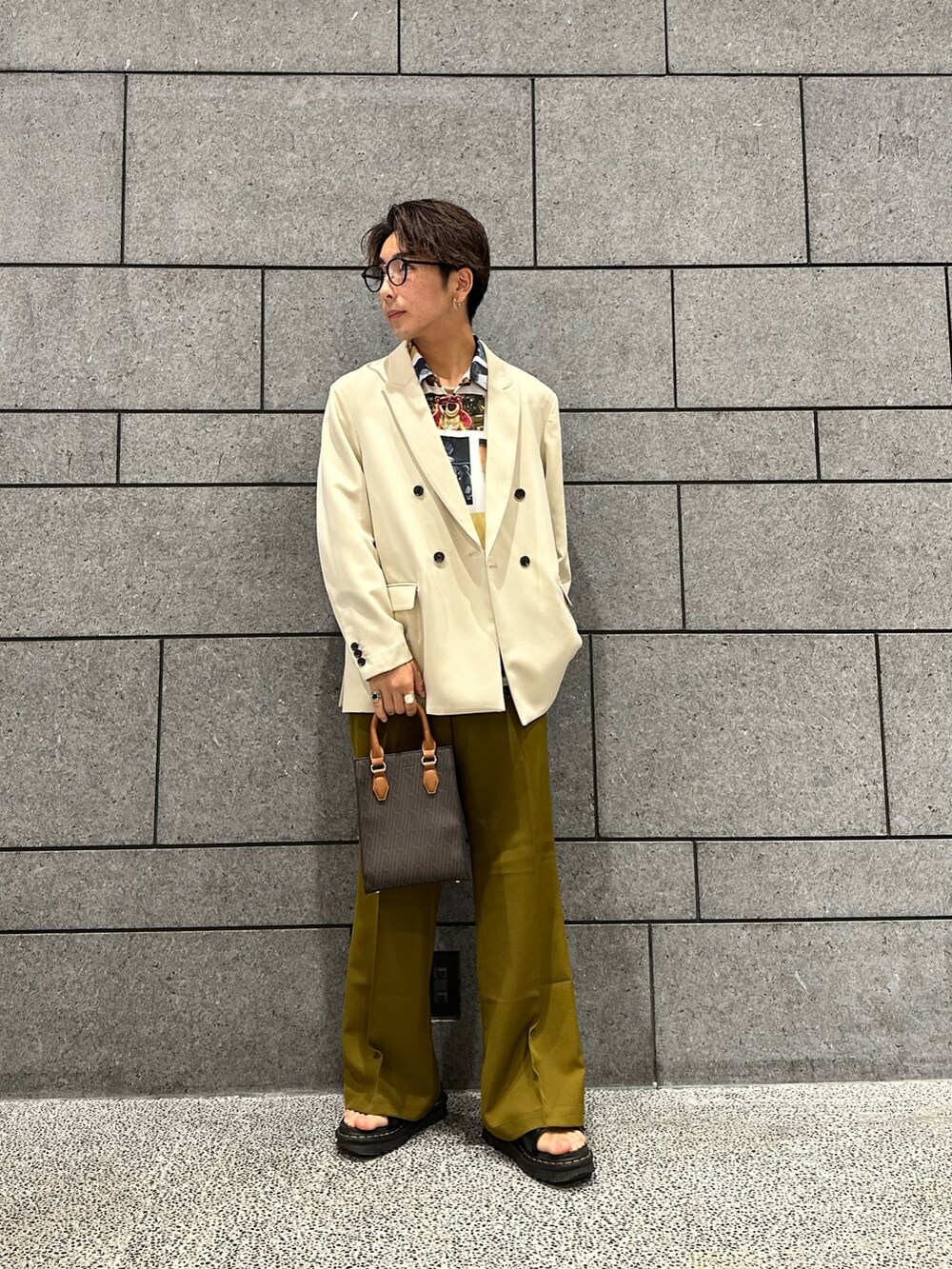 「レトロ、トイストーリー、コラボ、柄シャツ、ジャケットスタイル、いいね、save、フォローお願いします🤑、カジュアルコーデ、クラシック」｜「tk.TAKEO KIKUCHIのカラーワイドフレアパンツ（その他パンツ、イエロー系）」を使った、翔ちゃんさん（メンズ・170cm）の夏コーディネートの2枚目の写真