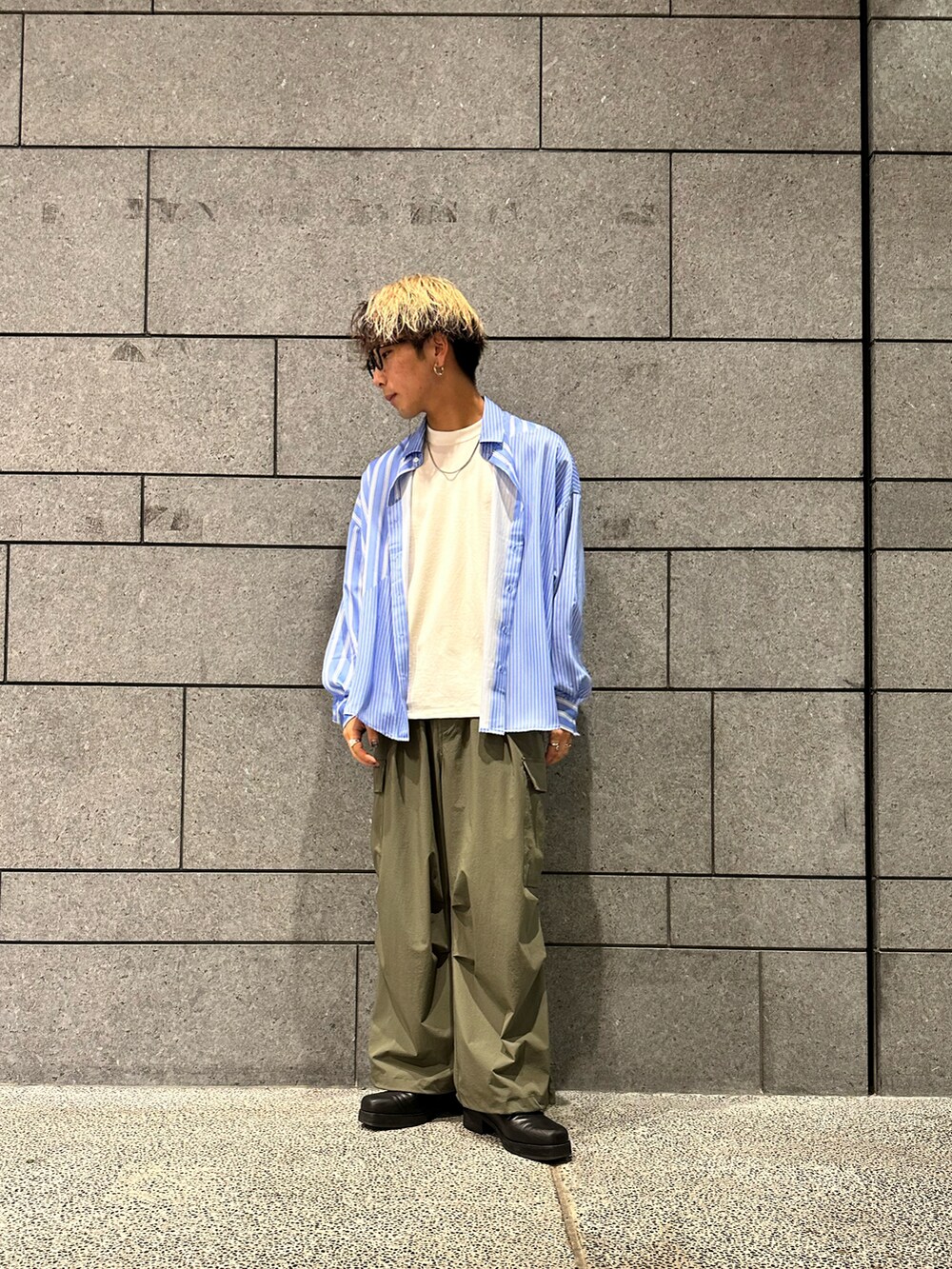 「カジュアルコーデ、オトナカジュアル、お出かけコーデ、キャップ、Tシャツ、ミリタリー、シャツ好き集まれ、ラフコーデ、アウトドアスタイル、カーゴパンツ、ワイドパンツ、ストライプシャツ、シャツスタイル、ブルーコーデ、アースカラー」|「tk.TAKEO KIKUCHIのリアルレザー3ホールヒールシューズ(その他シューズ、ブラック系)」を使った、翔ちゃんさん(メンズ・170cm)の夏コーディネートの3枚目の写真
