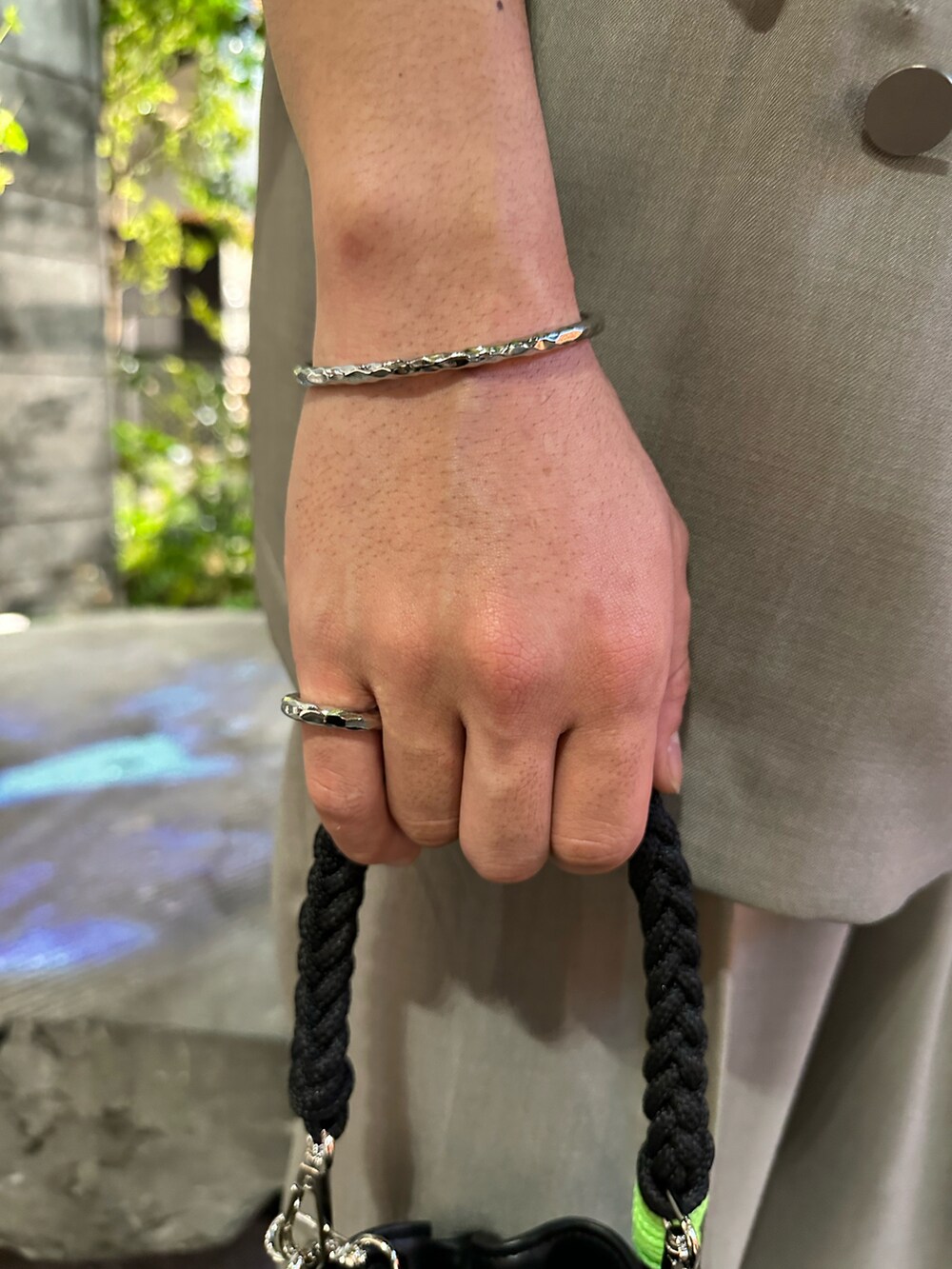 「セットアップ、ジャケット、メンズファッション、綺麗めコーデ」｜「tk.TAKEO KIKUCHIのADAMPATEK 別注 シンセティックレザー巾着ショルダーバッグ（ショルダーバッグ、ブラック系）」を使った、翔ちゃんさん（メンズ・170cm）の春コーディネートの3枚目の写真