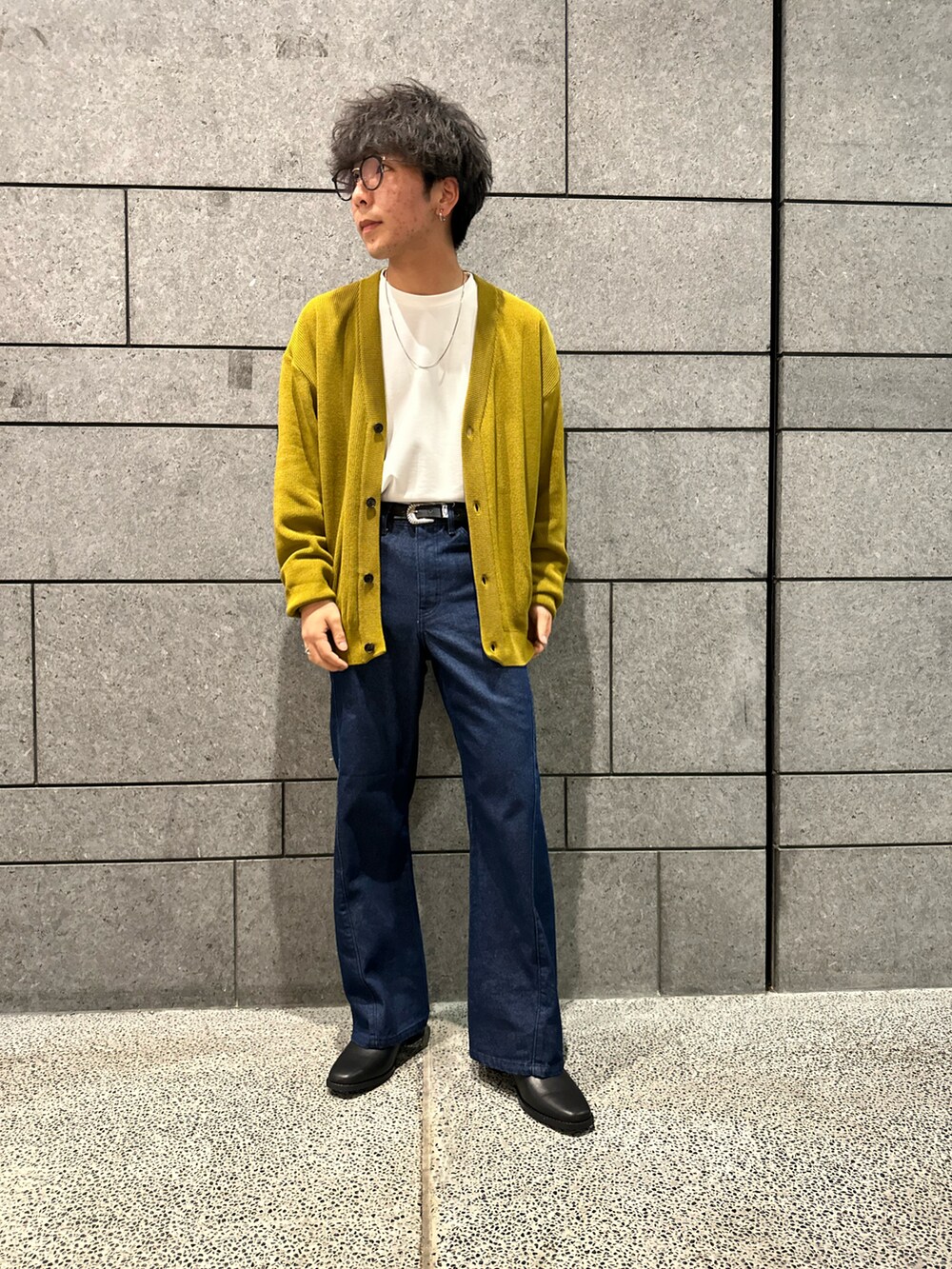 「ゆるコーデ、デニム、メガネ男子、タックイン、ブーツスタイル、スタイルアップ」｜「tk.TAKEO KIKUCHIのカラーニットカーディガン（カーディガン/ボレロ、イエロー系）」を使った、翔ちゃんさん（メンズ・170cm）の春コーディネートの4枚目の写真