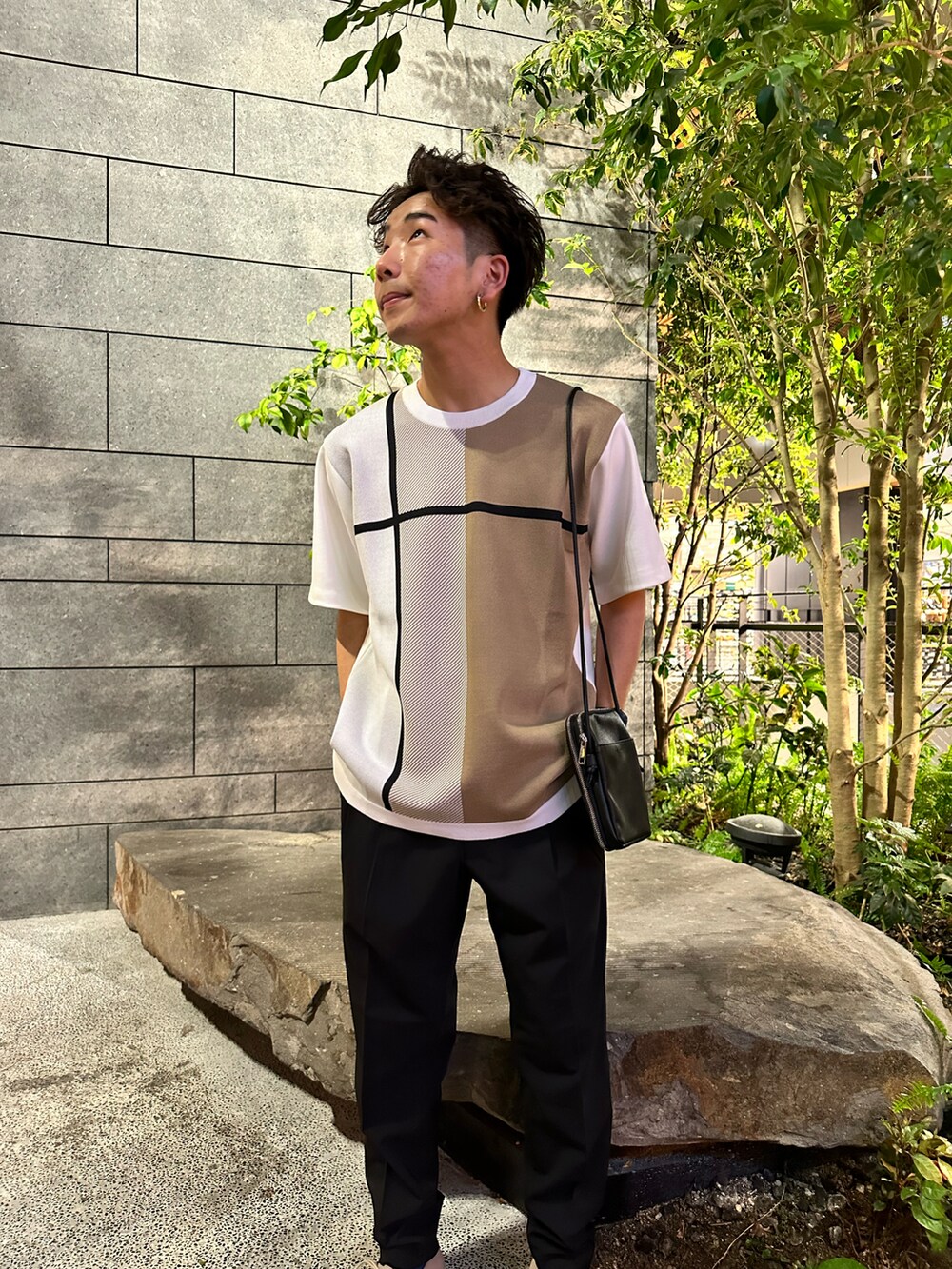 「ラフ、大人カジュアル、デザイントップス、休日コーデ、ドライブ」｜「tk.TAKEO KIKUCHIのCOOL MAX(R)ポリトロワイドテーパードパンツ（その他パンツ、ブラック系）」を使った、翔ちゃんさん（メンズ・170cm）の春コーディネートの2枚目の写真