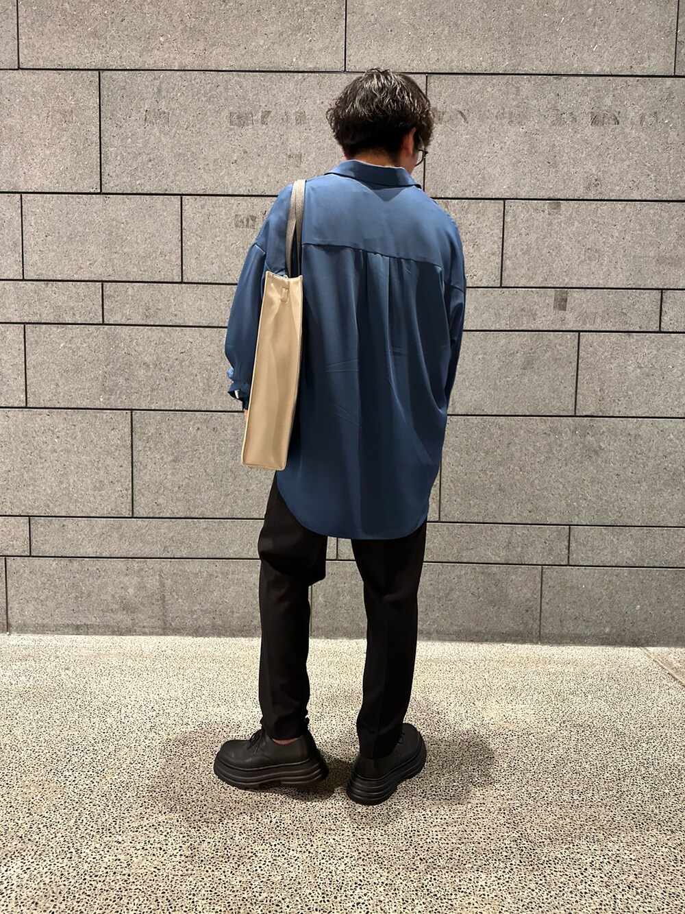 「大学生コーデ、新生活スタート、綺麗めコーデ、通学コーデ」|「tk.TAKEO KIKUCHIのなめらかビッグシャツ(シャツ/ブラウス、ブルー系)」を使った、翔ちゃんさん(メンズ・170cm)の冬コーディネートの2枚目の写真