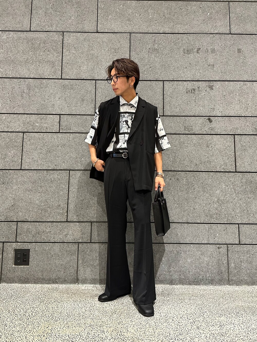 「きれいめカジュアル、ジレ、ベスト、フレアパンツ、モノトーン、柄シャツ、ブラック、モノトーンコーデ、ミッキー、ディズニーコーデ、デート」|「tk.TAKEO KIKUCHIのアソートヒールミュール(サンダル、ブラック系)」を使った、翔ちゃんさん(メンズ・170cm)の夏コーディネートの3枚目の写真