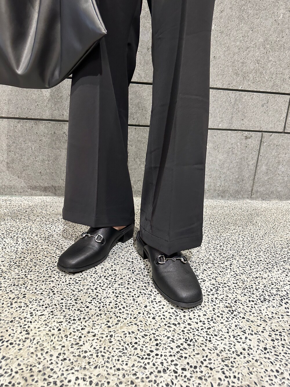 「きれいめカジュアル、ジレ、ベスト、フレアパンツ、モノトーン、柄シャツ、ブラック、モノトーンコーデ、ミッキー、ディズニーコーデ、デート」|「tk.TAKEO KIKUCHIのアソートヒールミュール(サンダル、ブラック系)」を使った、翔ちゃんさん(メンズ・170cm)の夏コーディネートの5枚目の写真