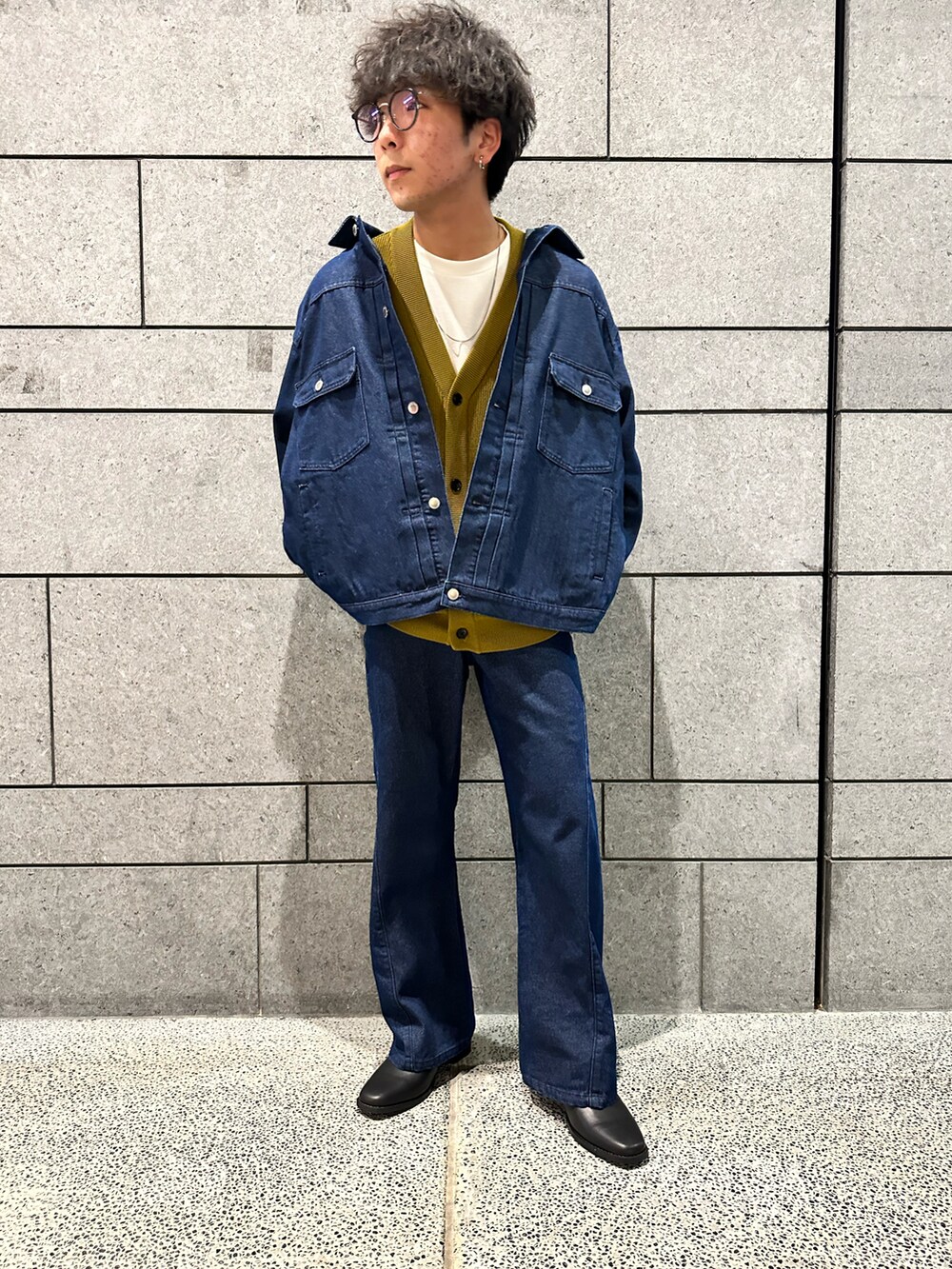 「カーディガン、黄色、デニムセットアップ、デニムフレアパンツ、革靴、ブーツスタイル」|「tk.TAKEO KIKUCHIの【日本製】はりぷる長袖カットソー(Tシャツ/カットソー、ホワイト系)」を使った、翔ちゃんさん(メンズ・170cm)の春コーディネートの3枚目の写真