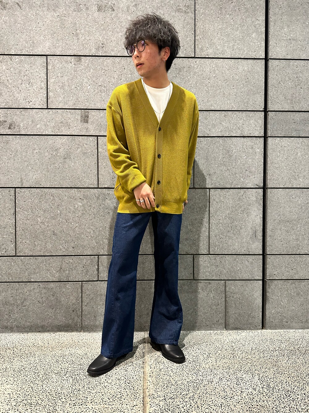 「ゆるコーデ、デニム、メガネ男子、タックイン、ブーツスタイル、スタイルアップ」｜「tk.TAKEO KIKUCHIのカラーニットカーディガン（カーディガン/ボレロ、イエロー系）」を使った、翔ちゃんさん（メンズ・170cm）の春コーディネートの2枚目の写真