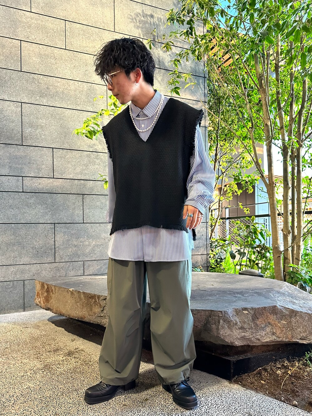 「カジュアルコーデ、メンズコーデ、ストライプシャツ、カーゴパンツ」｜「tk.TAKEO KIKUCHIのバギーカーゴパンツ（その他パンツ、グリーン系）」を使った、翔ちゃんさん（メンズ・170cm）の春コーディネートの4枚目の写真