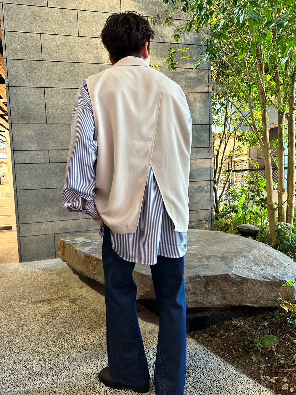 「春コーデ、キレイめ、シャツスタイル、デニムコーデ、ベスト、ジレ」｜「tk.TAKEO KIKUCHIのツイストフレアデニムパンツ（デニムパンツ、ブルー系）」を使った、翔ちゃんさん（メンズ・170cm）の春コーディネートの2枚目の写真