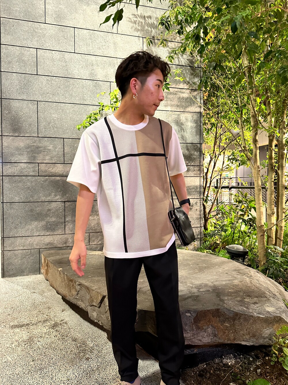 「ラフ、大人カジュアル、デザイントップス、休日コーデ、ドライブ」｜「tk.TAKEO KIKUCHIのCOOL MAX(R)ポリトロワイドテーパードパンツ（その他パンツ、ブラック系）」を使った、翔ちゃんさん（メンズ・170cm）の春コーディネートの3枚目の写真