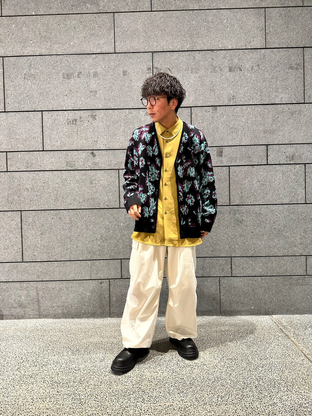 「ニット、カーディガン、白カーゴパンツ」｜「tk.TAKEO KIKUCHIのアイテム（スニーカー、ブラック系）」を使った、翔ちゃんさん（メンズ・170cm）の冬コーディネートの2枚目の写真