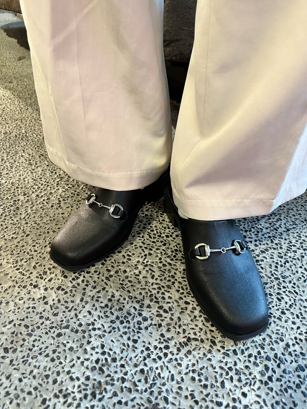 「夏コーデ、オーバーサイズ、メンズファッション、ワイドパンツ、キレイめ、フレアパンツ、ミュール」|「tk.TAKEO KIKUCHIのアソートヒールミュール(サンダル、ブラック系)」を使った、翔ちゃんさん(メンズ・170cm)の夏コーディネートの4枚目の写真