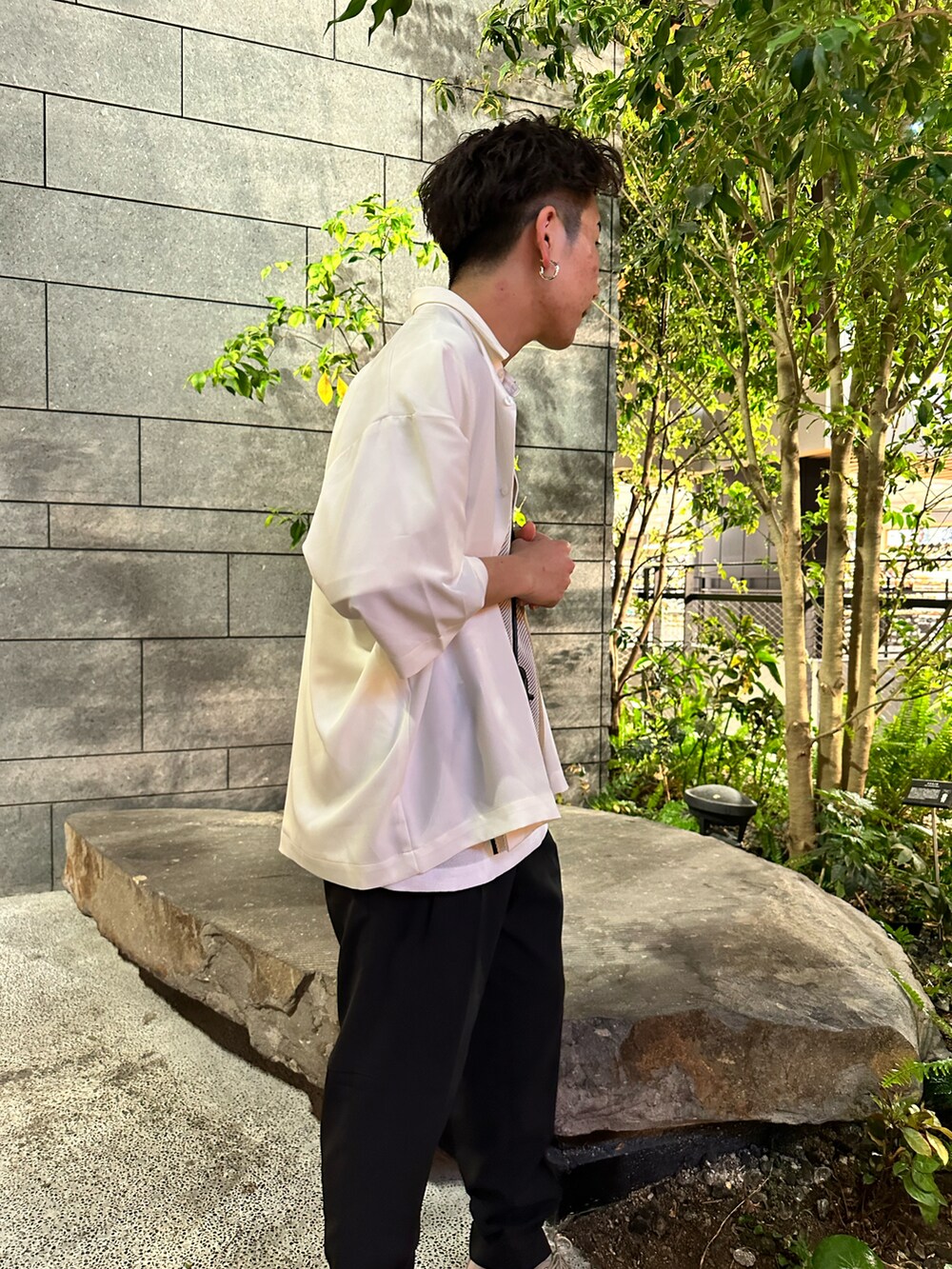 「大人カジュアル、休日コーデ、カジュアルコーデ、シンプルスタイル、メンズファッション、シャツ」|「tk.TAKEO KIKUCHIのCOOL MAX(R)ポリトロワイドテーパードパンツ(その他パンツ、ブラック系)」を使った、翔ちゃんさん(メンズ・170cm)の春コーディネートの5枚目の写真
