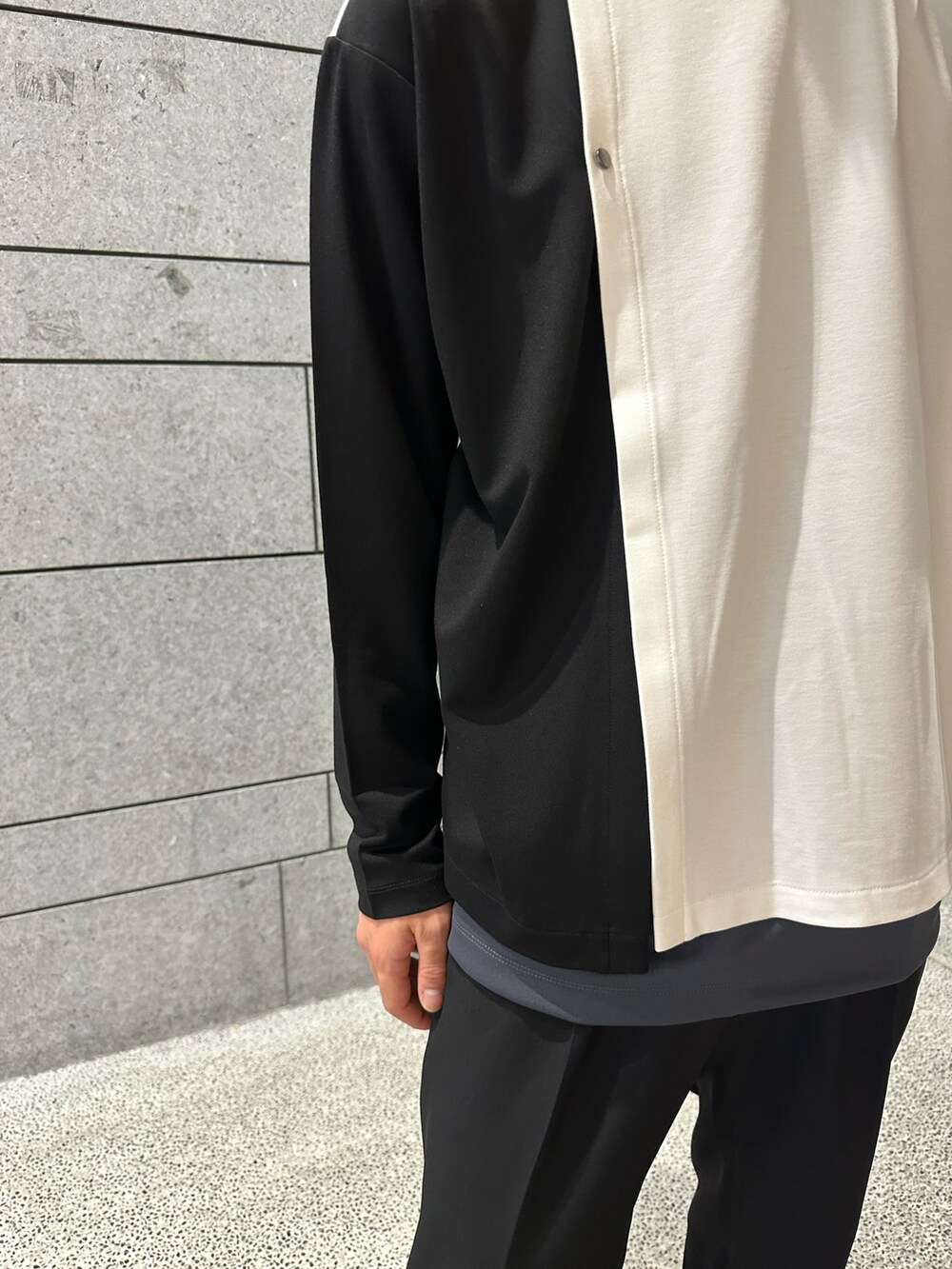 「オトナカジュアル、休日スタイル、春服コーデ、きれいめ」｜「tk.TAKEO KIKUCHIのダブルレイヤードカットソー（Tシャツ/カットソー、ホワイト系）」を使った、翔ちゃんさん（メンズ・170cm）の冬コーディネートの3枚目の写真