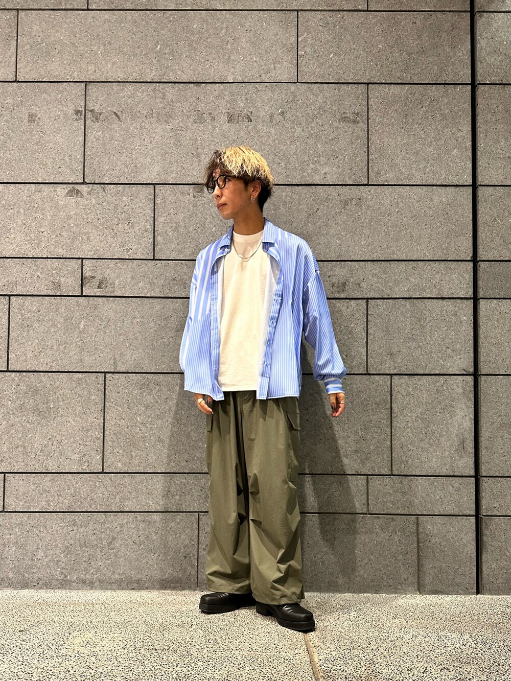 「カジュアルコーデ、オトナカジュアル、お出かけコーデ、キャップ、Tシャツ、ミリタリー、シャツ好き集まれ、ラフコーデ、アウトドアスタイル、カーゴパンツ、ワイドパンツ、ストライプシャツ、シャツスタイル、ブルーコーデ、アースカラー」|「tk.TAKEO KIKUCHIのリアルレザー3ホールヒールシューズ(その他シューズ、ブラック系)」を使った、翔ちゃんさん(メンズ・170cm)の夏コーディネートの2枚目の写真