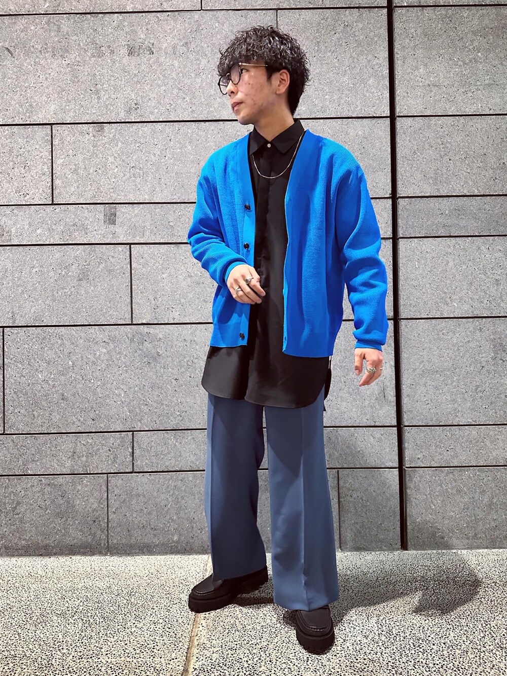 「きれいめカジュアル、春コーデ、ワイドパンツ、メガネ男子、フレアパンツ、ブルーコーデ、春夏コーデ」｜「tk.TAKEO KIKUCHIのスプリングニットカーディガン（カーディガン/ボレロ、ブルー系）」を使った、翔ちゃんさん（メンズ・170cm）の冬コーディネートの4枚目の写真