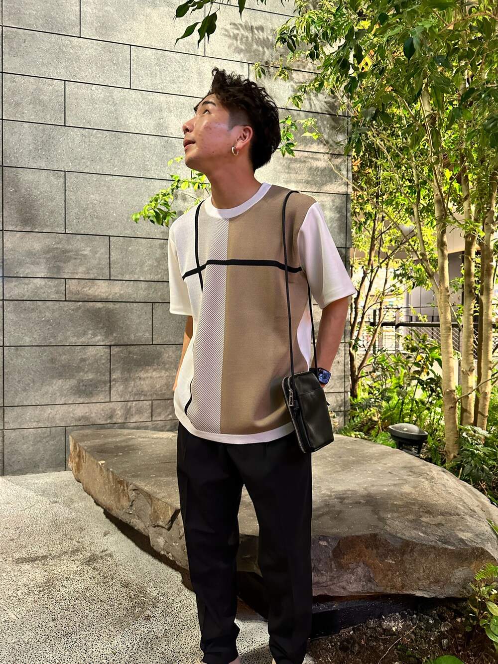 「ラフ、大人カジュアル、デザイントップス、休日コーデ、ドライブ」｜「tk.TAKEO KIKUCHIのCOOL MAX(R)ポリトロワイドテーパードパンツ（その他パンツ、ブラック系）」を使った、翔ちゃんさん（メンズ・170cm）の春コーディネートの4枚目の写真
