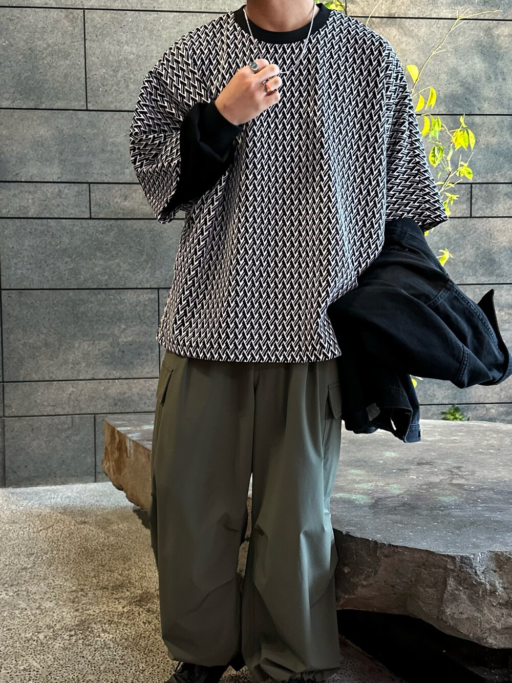 「デニムジャケット、ストリート、メンズファッション、カジュアル、ワイドパンツ、カーゴパンツ」|「tk.TAKEO KIKUCHIのバギーカーゴパンツ(その他パンツ、グリーン系)」を使った、翔ちゃんさん(メンズ・170cm)の春コーディネートの3枚目の写真