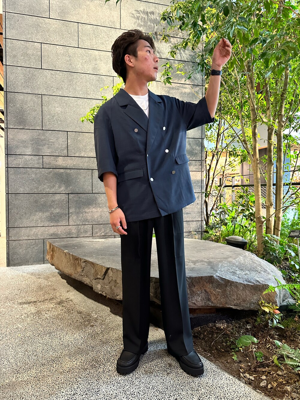 「ジャケットスタイル、ジャケット、羽織り、綺麗めコーデ、爽やかコーデ、ブルー、ダブルジャケット」|「tk.TAKEO KIKUCHIのリアルレザーストームウェルトローファー(その他シューズ、ブラック系)」を使った、翔ちゃんさん(メンズ・170cm)の春コーディネートの2枚目の写真