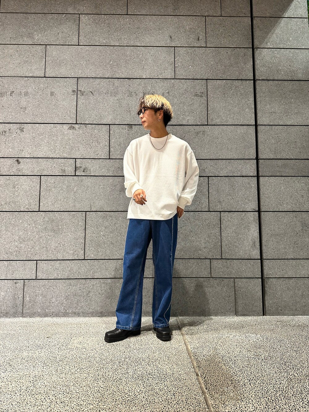 「カジュアルコーデ、秋コーデ、デニム、デニムパンツ、ワッフル、ロンT、ラフ、お出かけコーデ、フリンジ」｜「tk.TAKEO KIKUCHIのリアルレザー3ホールヒールシューズ（その他シューズ、ブラック系）」を使った、翔ちゃんさん（メンズ・170cm）の夏コーディネートの2枚目の写真